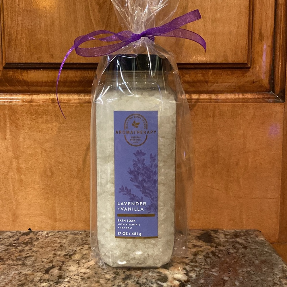 Aromatherapy “Lavender + Vanilla” Bath Soak by BBW, 17 oz / 481 mL, NWT GiftWrap